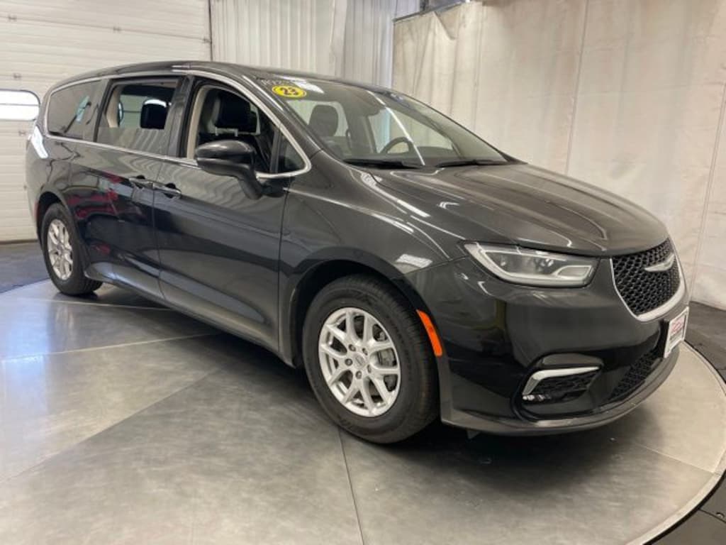 Used 2023 Chrysler Pacifica Touring L Van Passenger Van