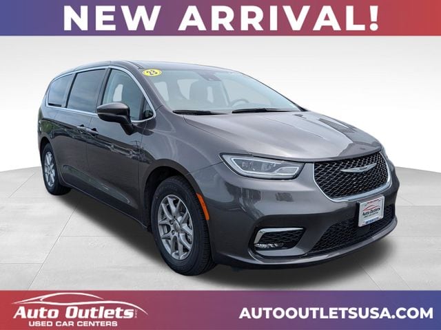 2023 Chrysler Pacifica Touring L's photo