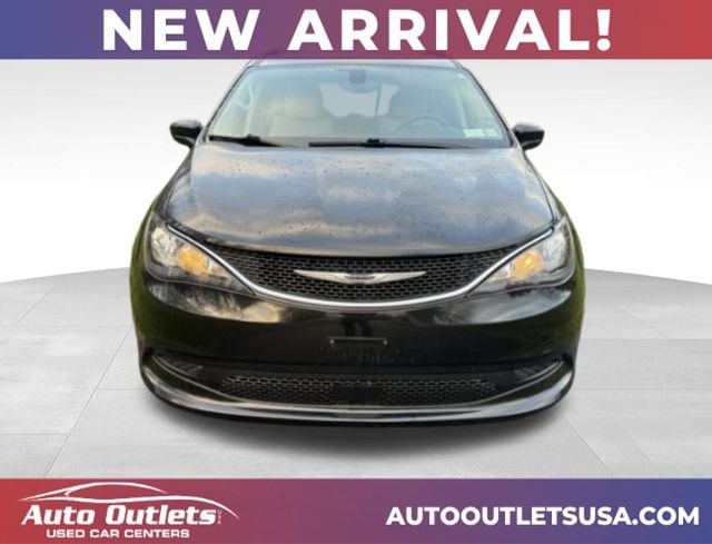 2021 Chrysler Voyager's photo