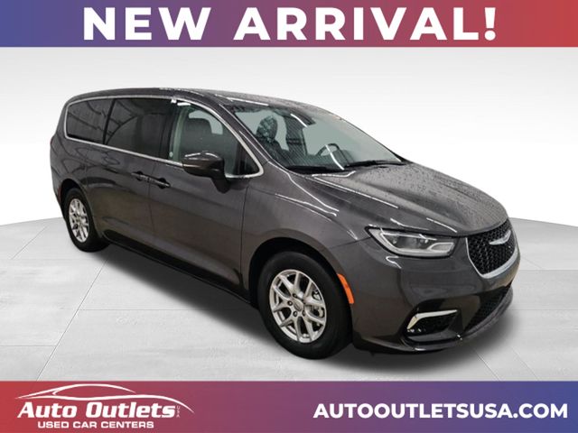 2023 Chrysler Pacifica Touring L's photo