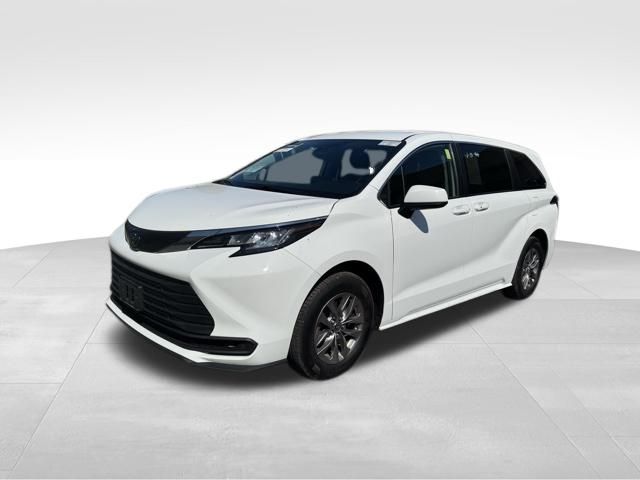 2023 Toyota Sienna LE photo 3
