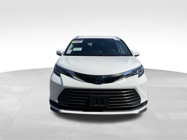 2023 Toyota Sienna LE photo 2