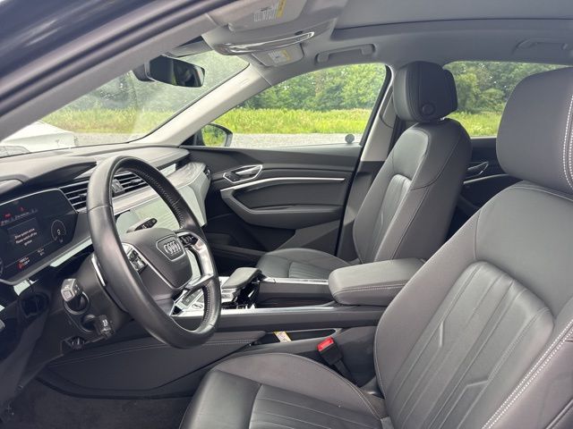 2021 Audi e-tron Premium photo 3