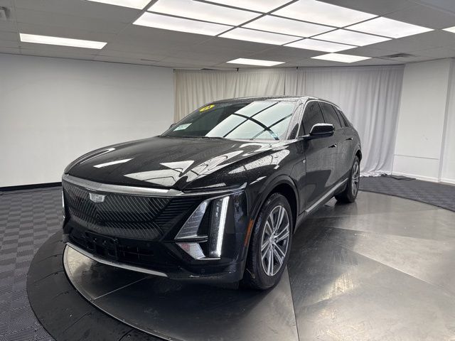 2024 Cadillac Lyriq Luxury photo 2