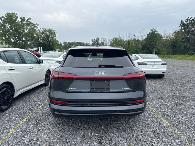 2021 Audi e-tron Premium photo 2