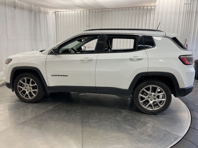 2022 Jeep Compass Latitude Lux photo 3