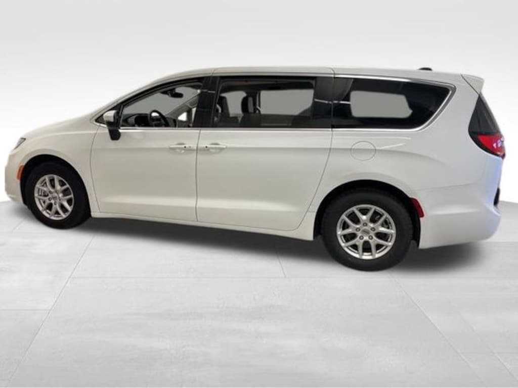 Used 2023 Chrysler Pacifica Touring L Minivan/Van