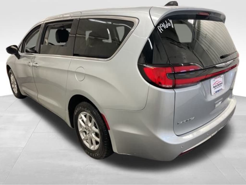 Used 2023 Chrysler Pacifica Touring L Minivan/Van