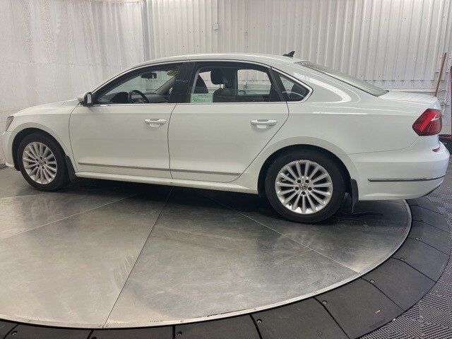 2017 Volkswagen Passat SE photo 2