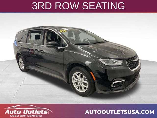2023 Chrysler Pacifica Touring L's photo