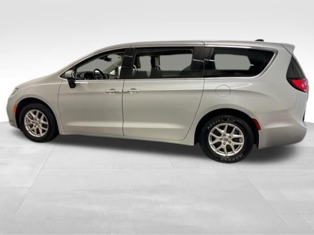 Used 2023 Chrysler Pacifica Touring L Minivan/Van