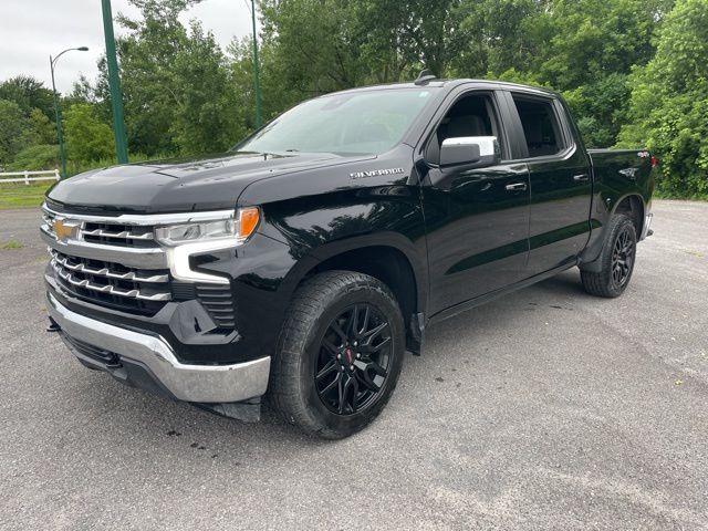 2022 Chevrolet Silverado 1500 LT photo 3
