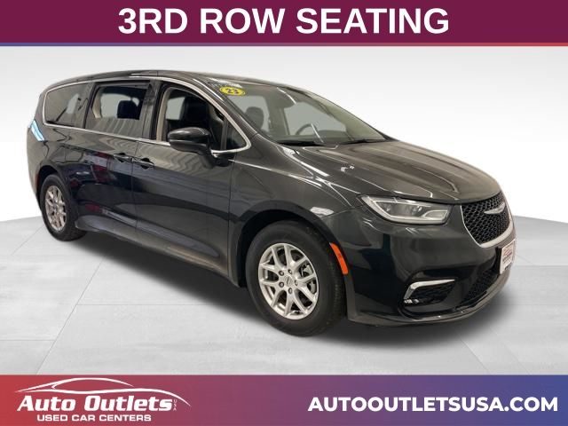 2023 Chrysler Pacifica Touring L's photo
