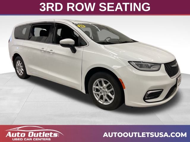 2023 Chrysler Pacifica Touring's photo