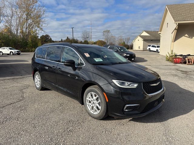 2022 Chrysler Pacifica Touring L's photo