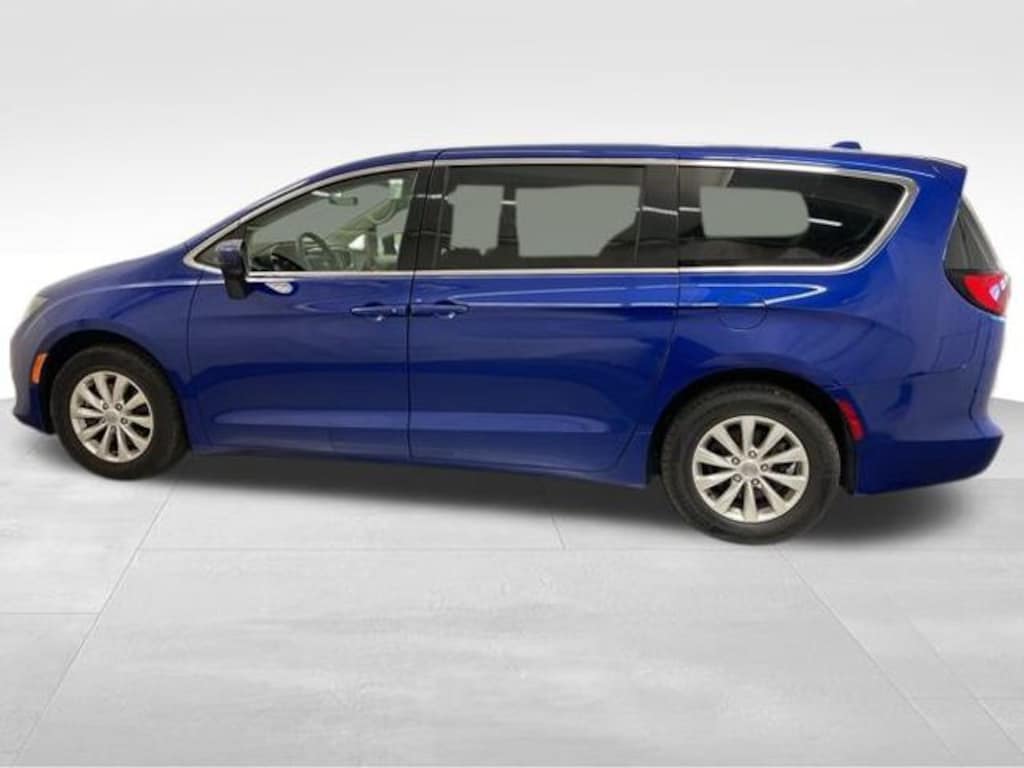 Used 2018 Chrysler Pacifica LX Minivan/Van
