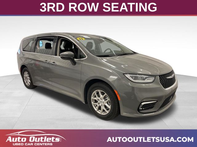 2023 Chrysler Pacifica Touring L's photo