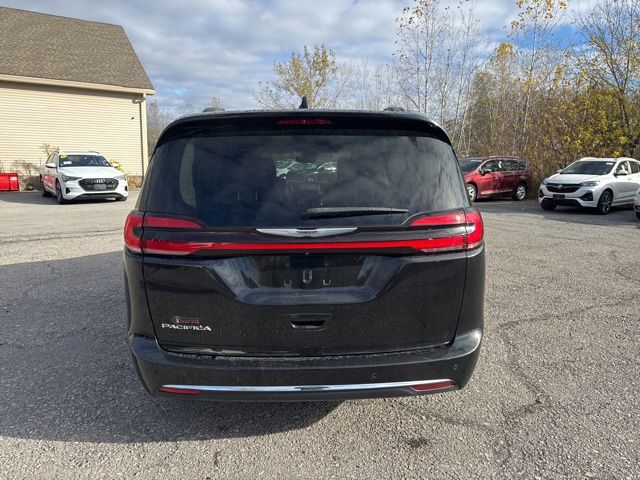 2022 Chrysler Pacifica Touring L photo 3