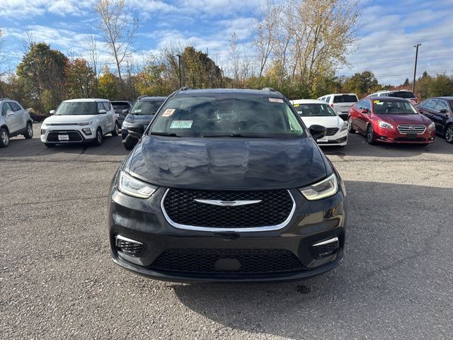 2022 Chrysler Pacifica Touring L photo 2