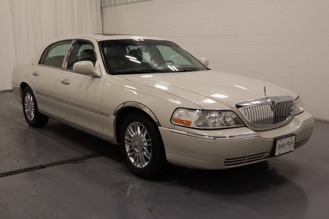 Used 2004 Lincoln Town Car Ultimate with VIN 1LNHM83W04Y629265 for sale in Plymouth, IN