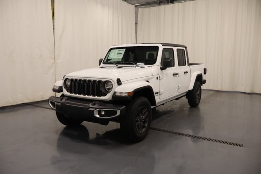 New 2025 Jeep Gladiator Sport Pickup