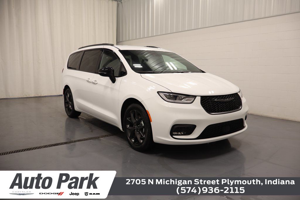 2026 Chrysler Pacifica Select's photo