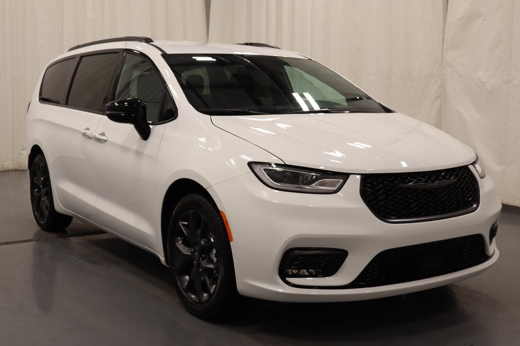 New 2026 Chrysler Pacifica Select Passenger Van