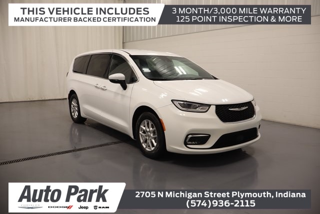 2023 Chrysler Pacifica Touring's photo