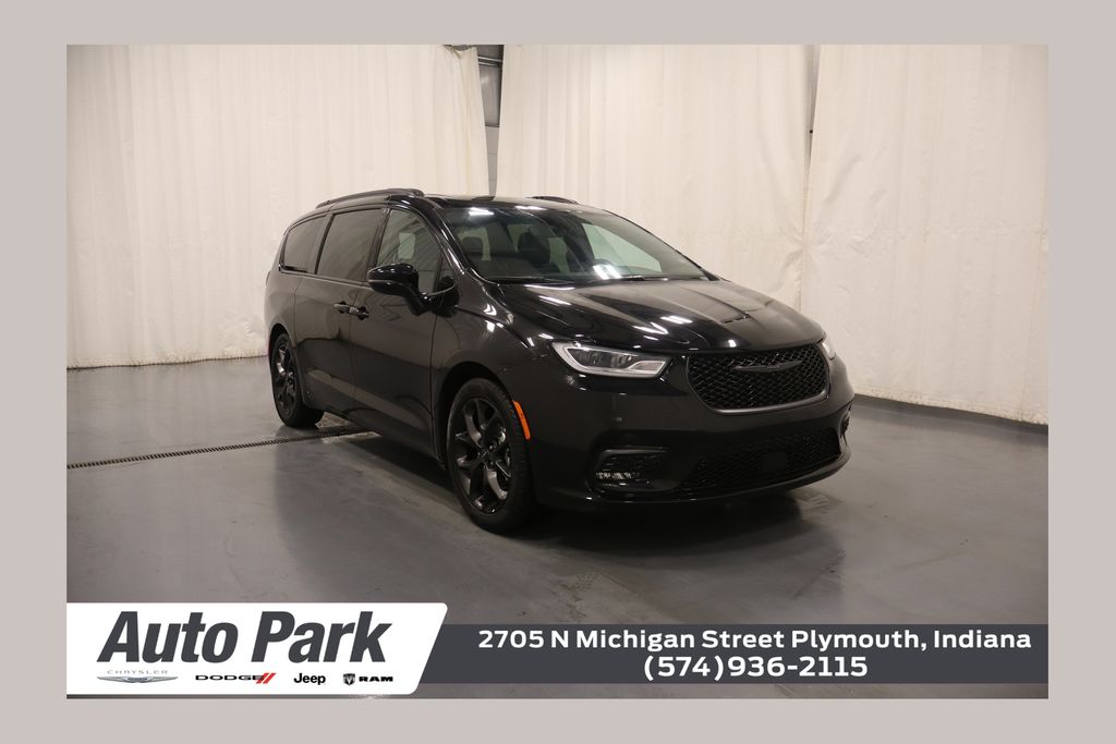 2025 Chrysler Pacifica Limited's photo