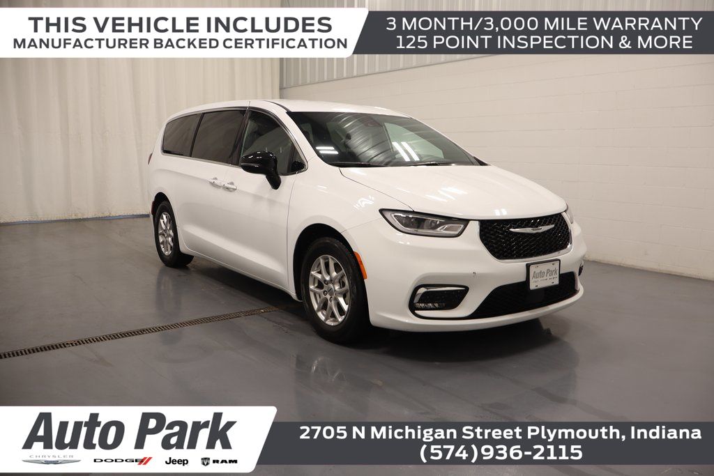 2025 Chrysler Pacifica Select's photo
