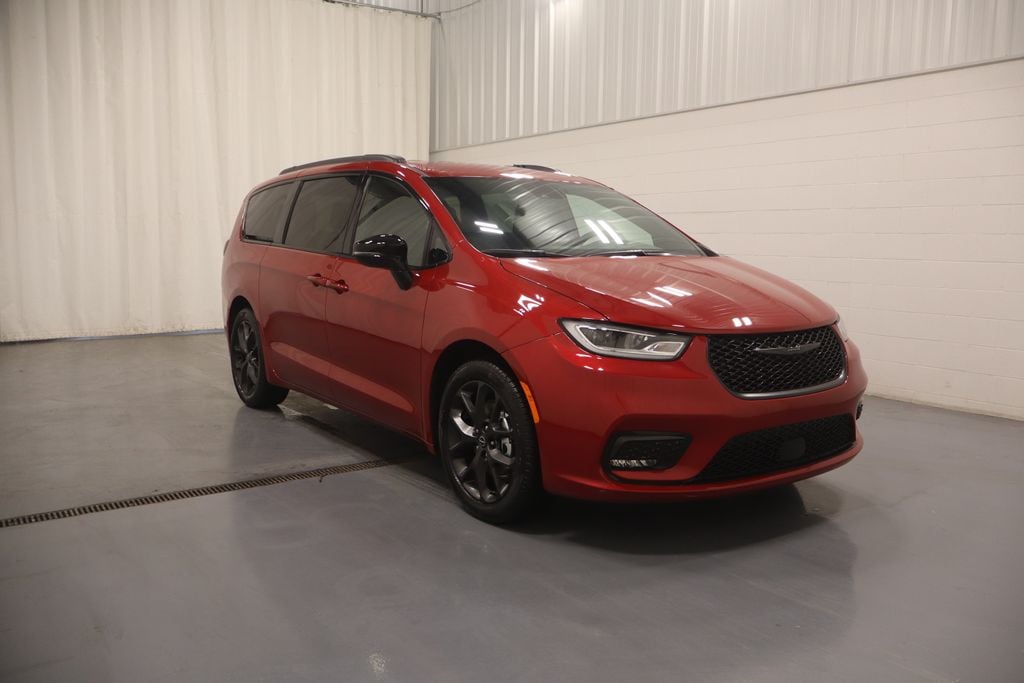 2026 Chrysler Pacifica Select's photo