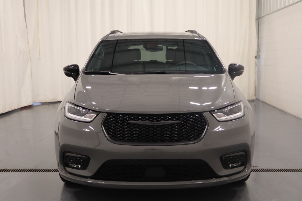 Used 2025 Chrysler Pacifica Limited Van Passenger Van