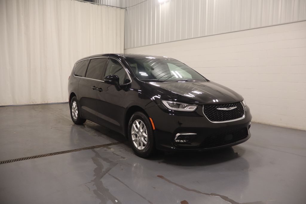 2026 Chrysler Pacifica Select's photo