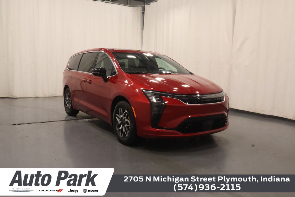2027 Chrysler Pacifica Limited's photo