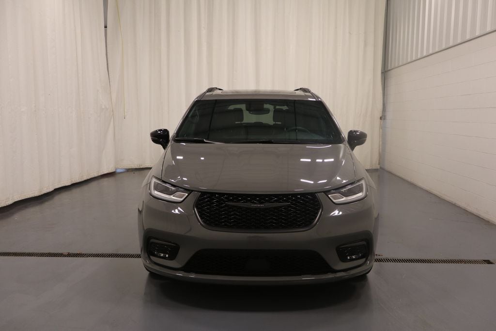 Used 2025 Chrysler Pacifica Limited Van Passenger Van