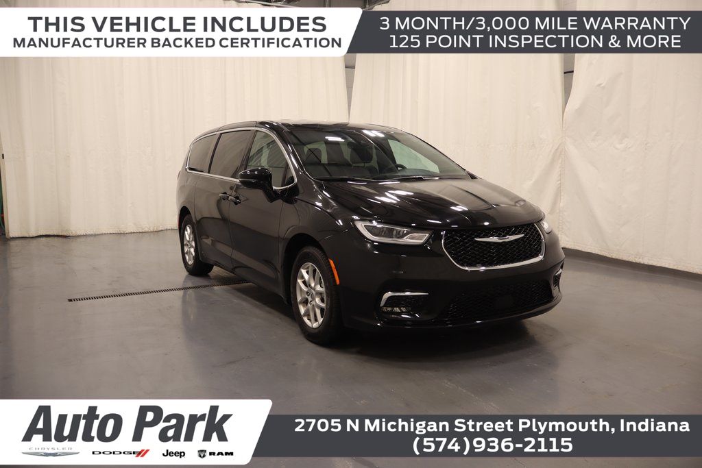 2025 Chrysler Pacifica Select's photo