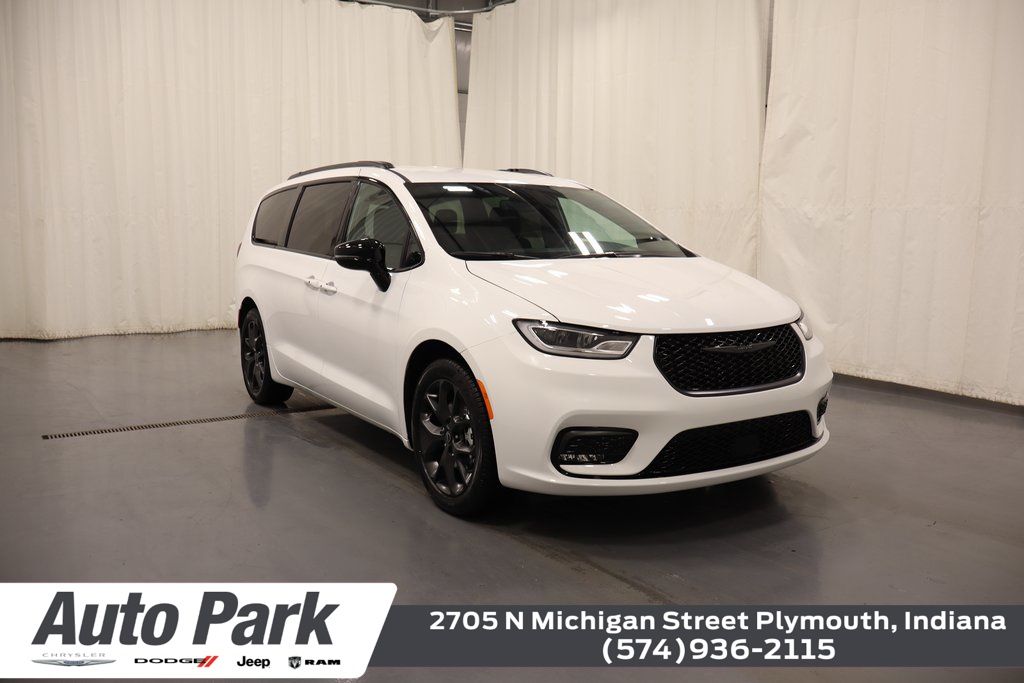 2026 Chrysler Pacifica Select's photo