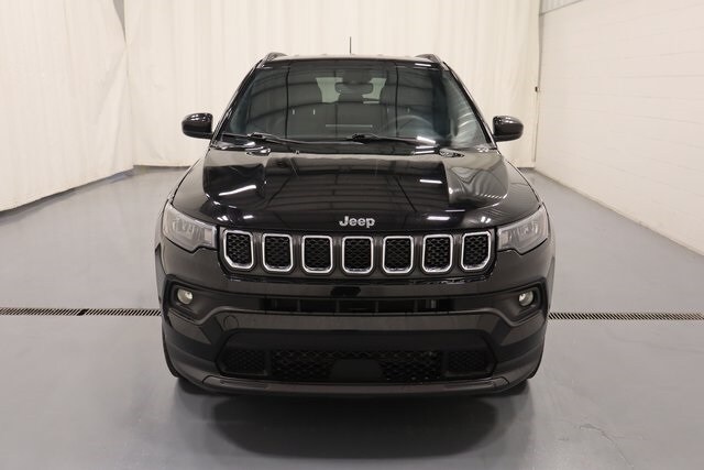 2023 Jeep Compass Latitude Lux photo 3