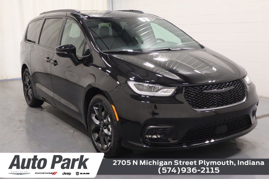 2026 Chrysler Pacifica Select's photo