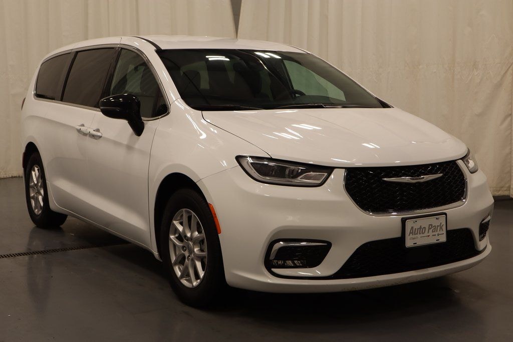 Used 2025 Chrysler Pacifica Select Van Passenger Van