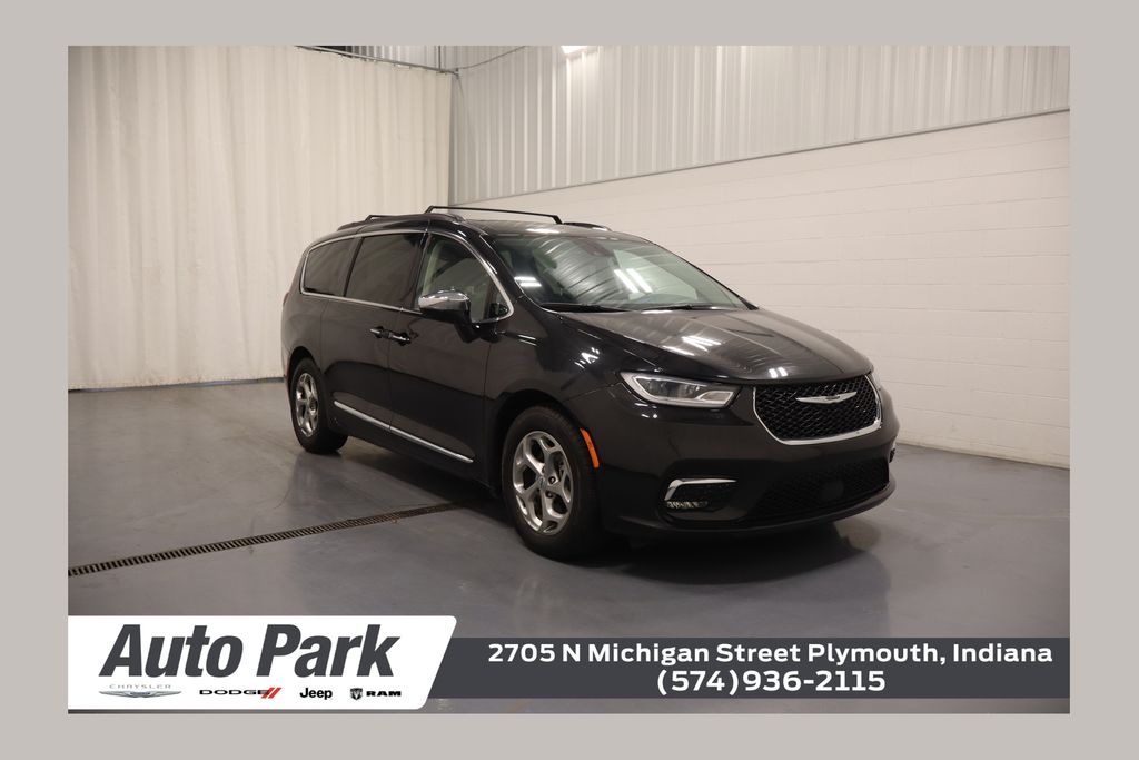 2023 Chrysler Pacifica Limited's photo