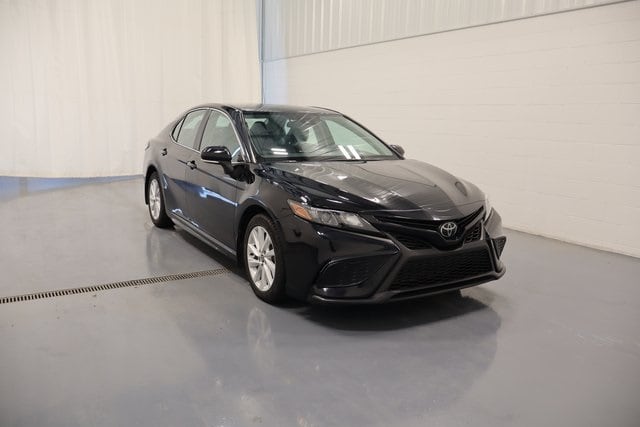 Used 2022 Toyota Camry SE with VIN 4T1G11AK3NU049335 for sale in Plymouth, IN