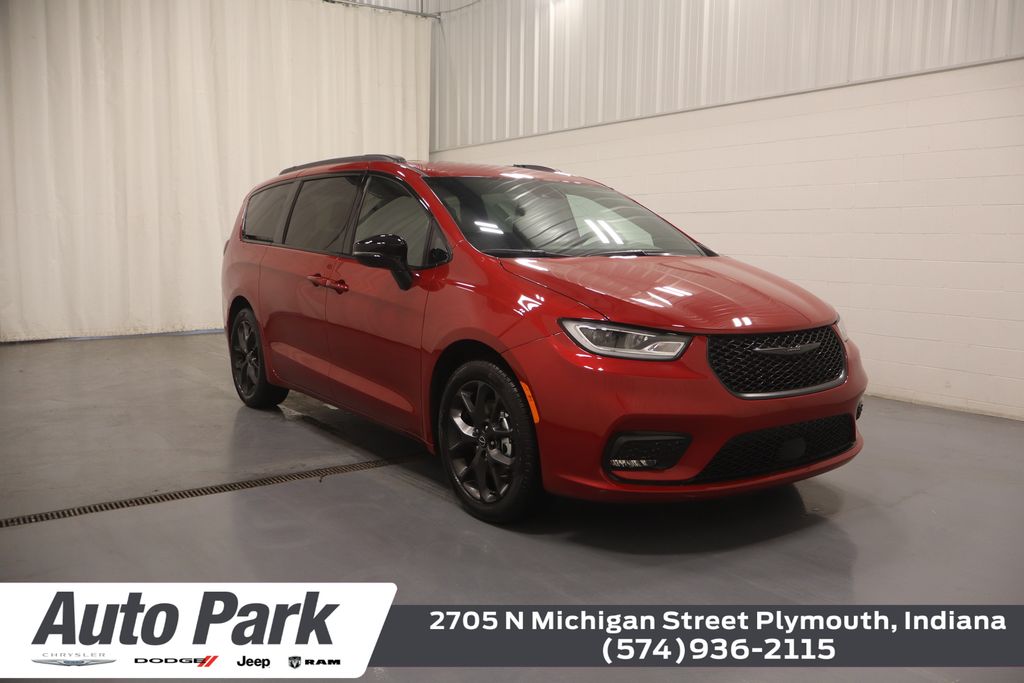 2026 Chrysler Pacifica Select's photo