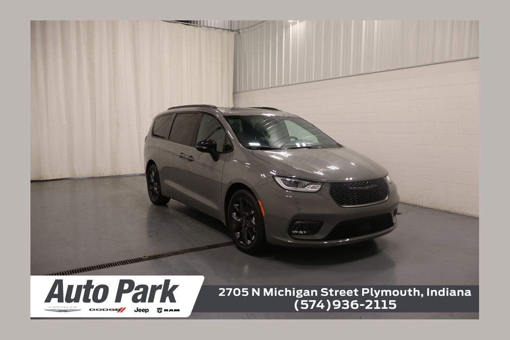 2025 Chrysler Pacifica Limited's photo