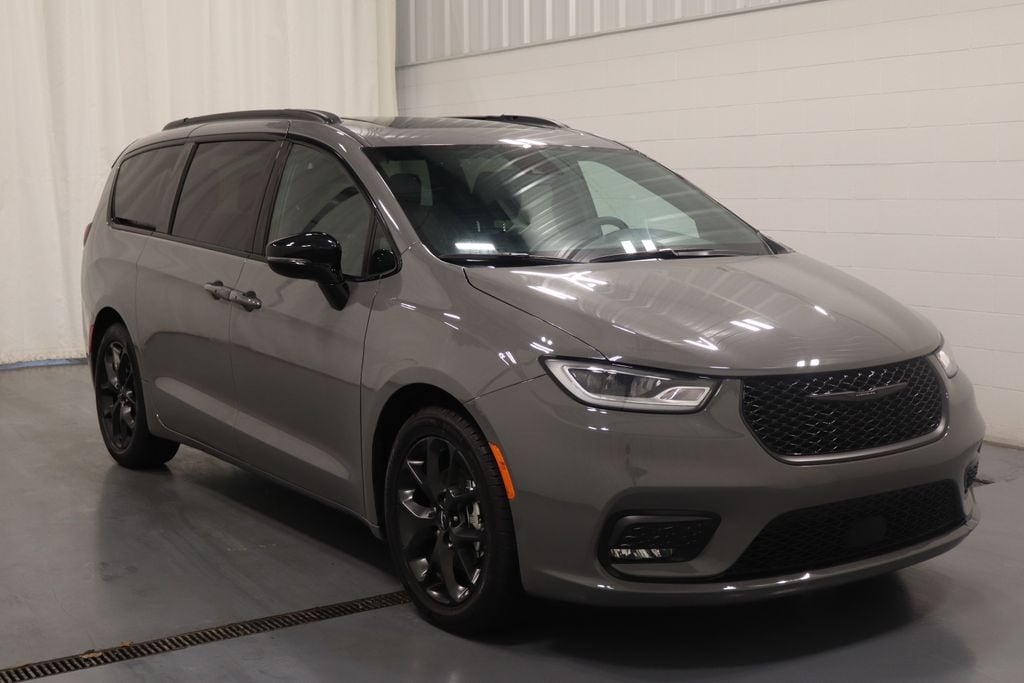 Used 2025 Chrysler Pacifica Limited Van Passenger Van