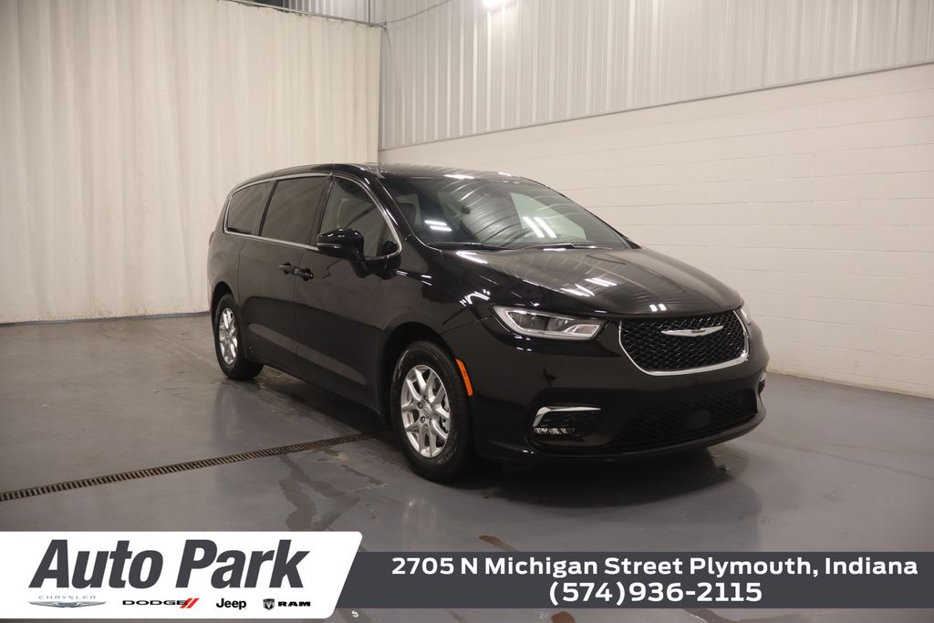 2026 Chrysler Pacifica Select's photo