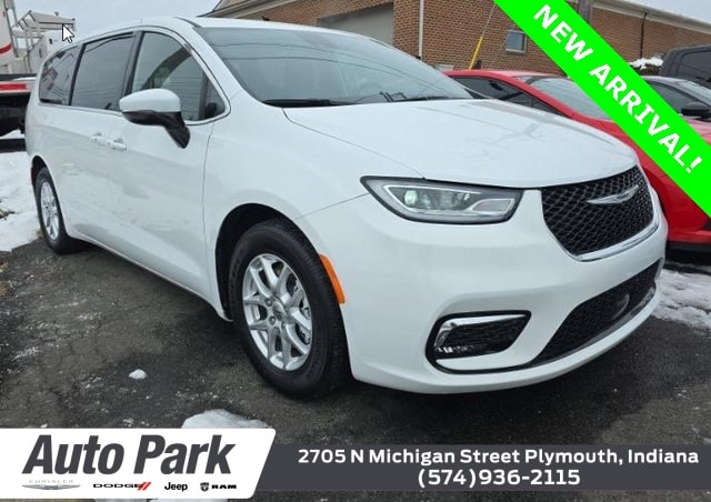 2023 Chrysler Pacifica Touring's photo