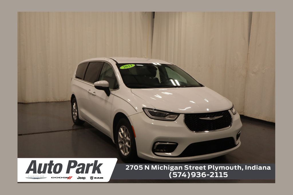 2023 Chrysler Pacifica Touring L's photo