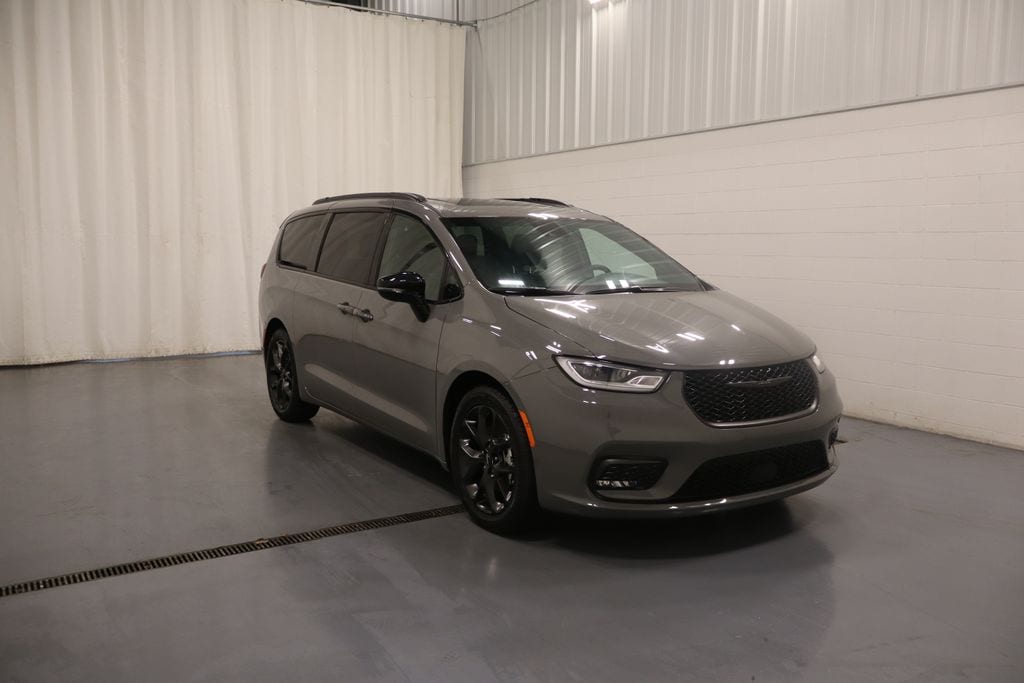 Used 2025 Chrysler Pacifica Limited Van Passenger Van