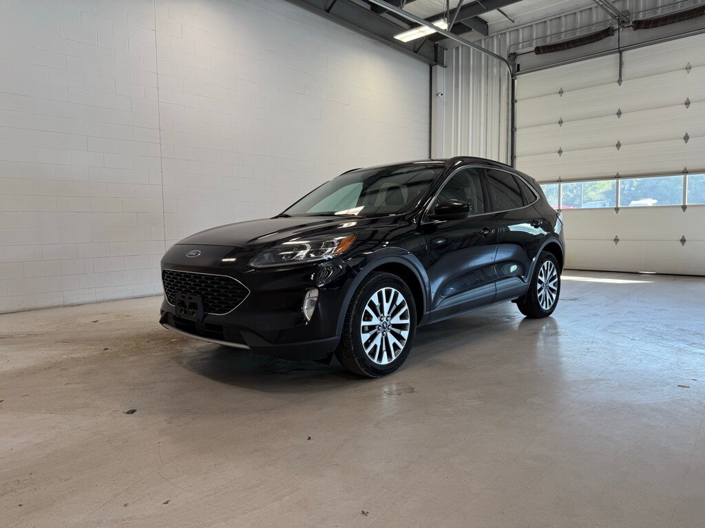 2022 Ford Escape Titanium photo 2